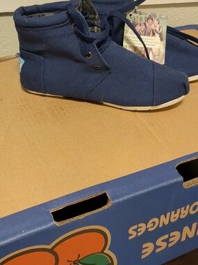 NWT Women's TOMS ankle booties